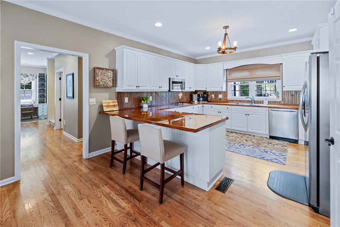 308 Amethyst Way Seneca, SC 29672 - Photo 12 of 49 Expansive kitchen/breakfast area.