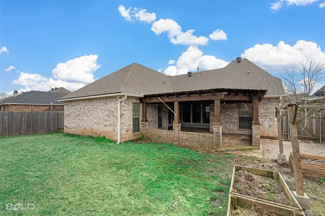 a view of a house with backyard