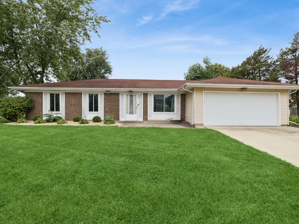 $250,000 | 154 Stonehurst Drive, Elgin, IL 60120