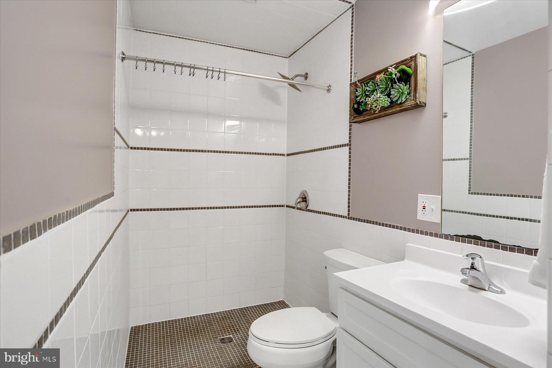 550 Ridge Avenue Harrisburg, PA 17111 - Photo 15 of 38 Bathroom