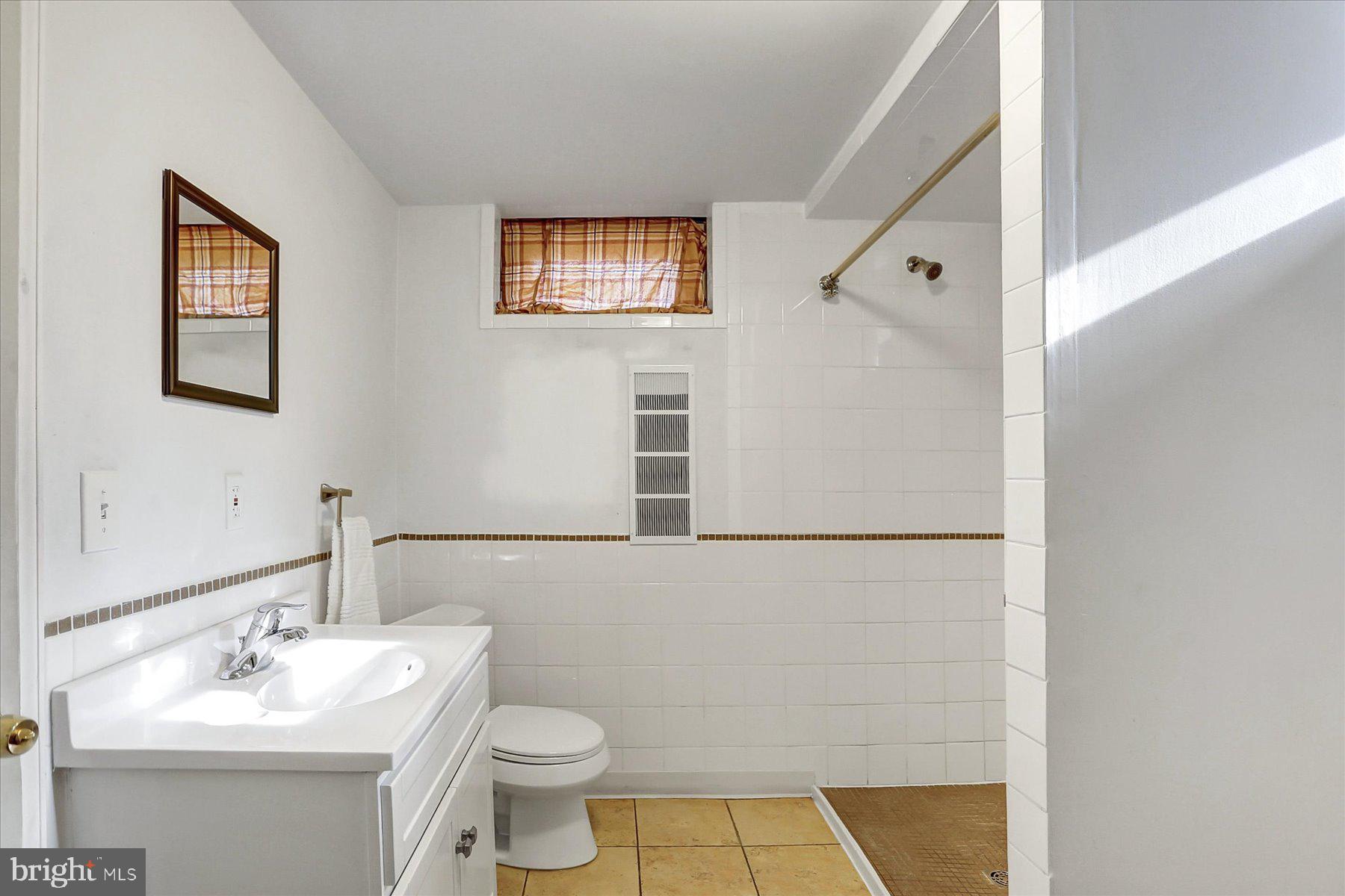 550 Ridge Avenue Harrisburg, PA 17111 - Photo 31 of 38 Bathroom 2 (Lower Level)
