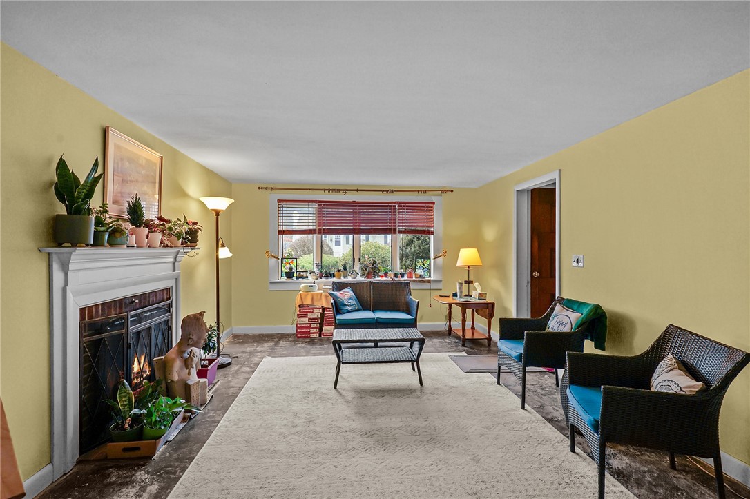 44 Capron Drive Warwick, RI 02886 - Photo 3 of 34