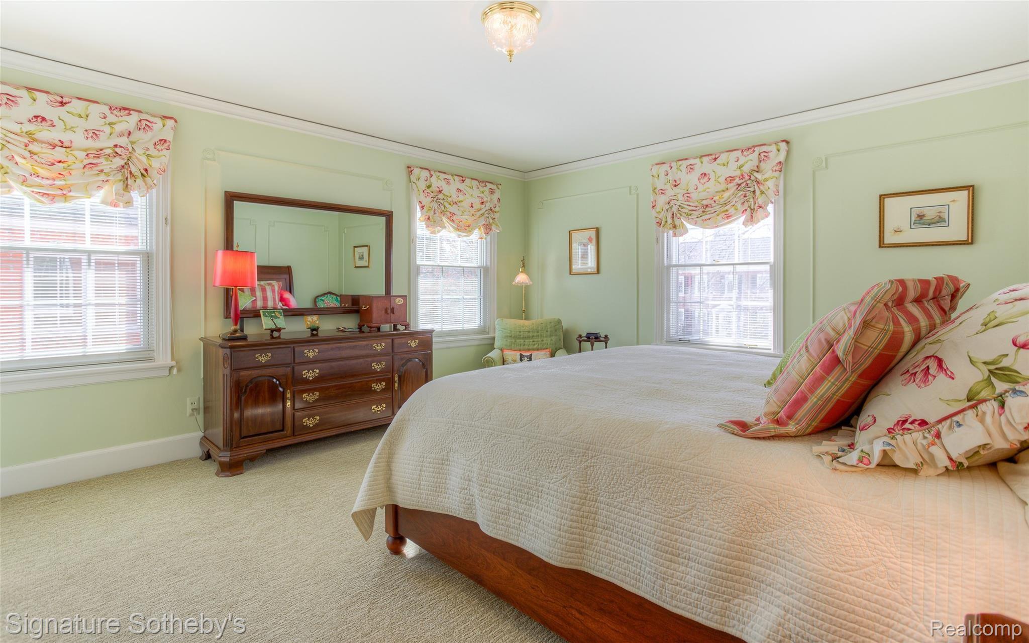 180 Merriweather Road Grosse Pointe, MI 48236 - Photo 23 of 51 master bedroom ??.jpg