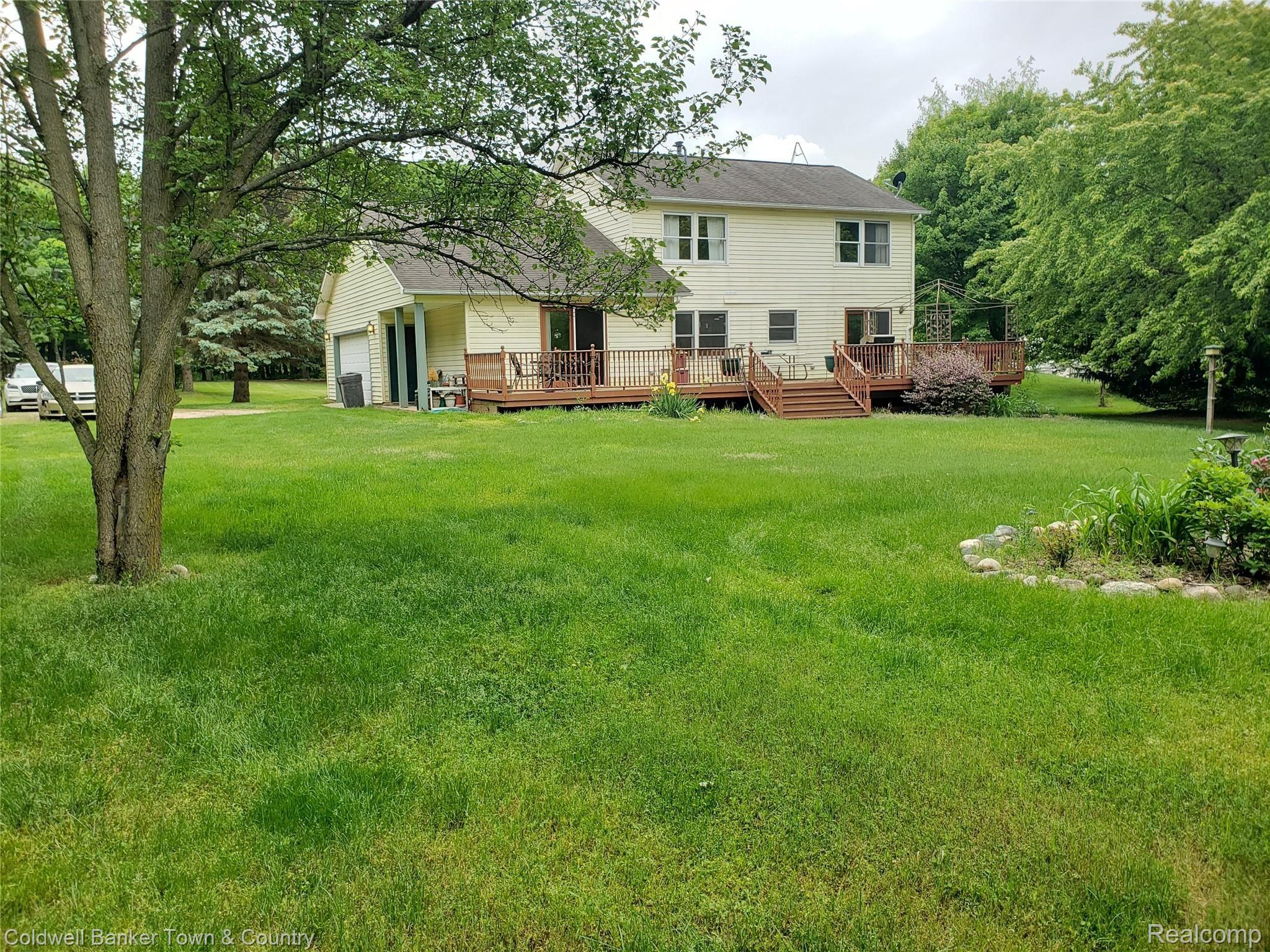 6988 Crofoot Road Fowlerville, MI 48836 - Photo 7 of 18 Back of Home with large deck