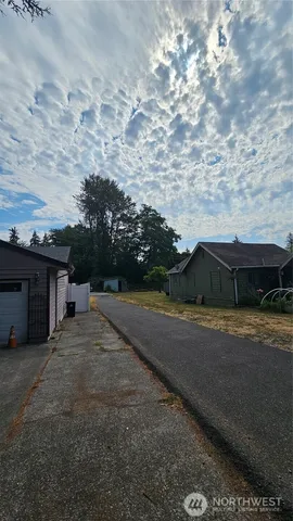 a view of a house with backyard and trees