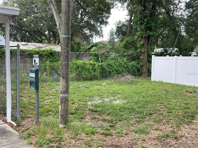 a view of a backyard