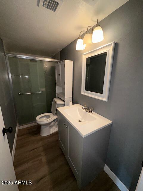 2551 West Berridge Lane, Unit D6 Phoenix, AZ 85017 - Photo 9 of 20 a bathroom with a toilet sink and mirror