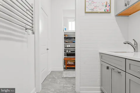 a view of livingroom with furniture