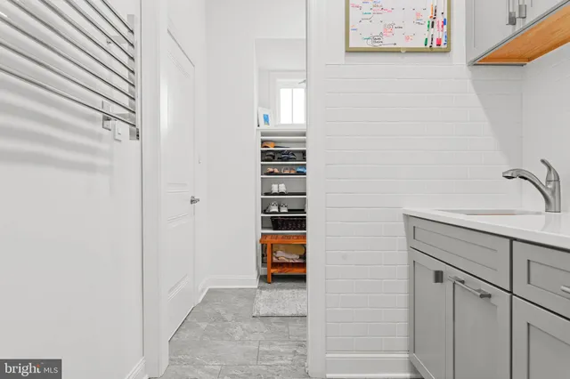 a view of livingroom with furniture
