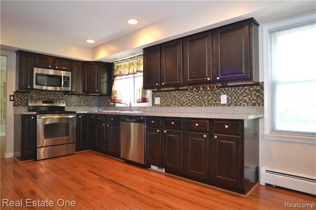 5574 Abington Road West Bloomfield, MI 48322 - Photo 9 of 34