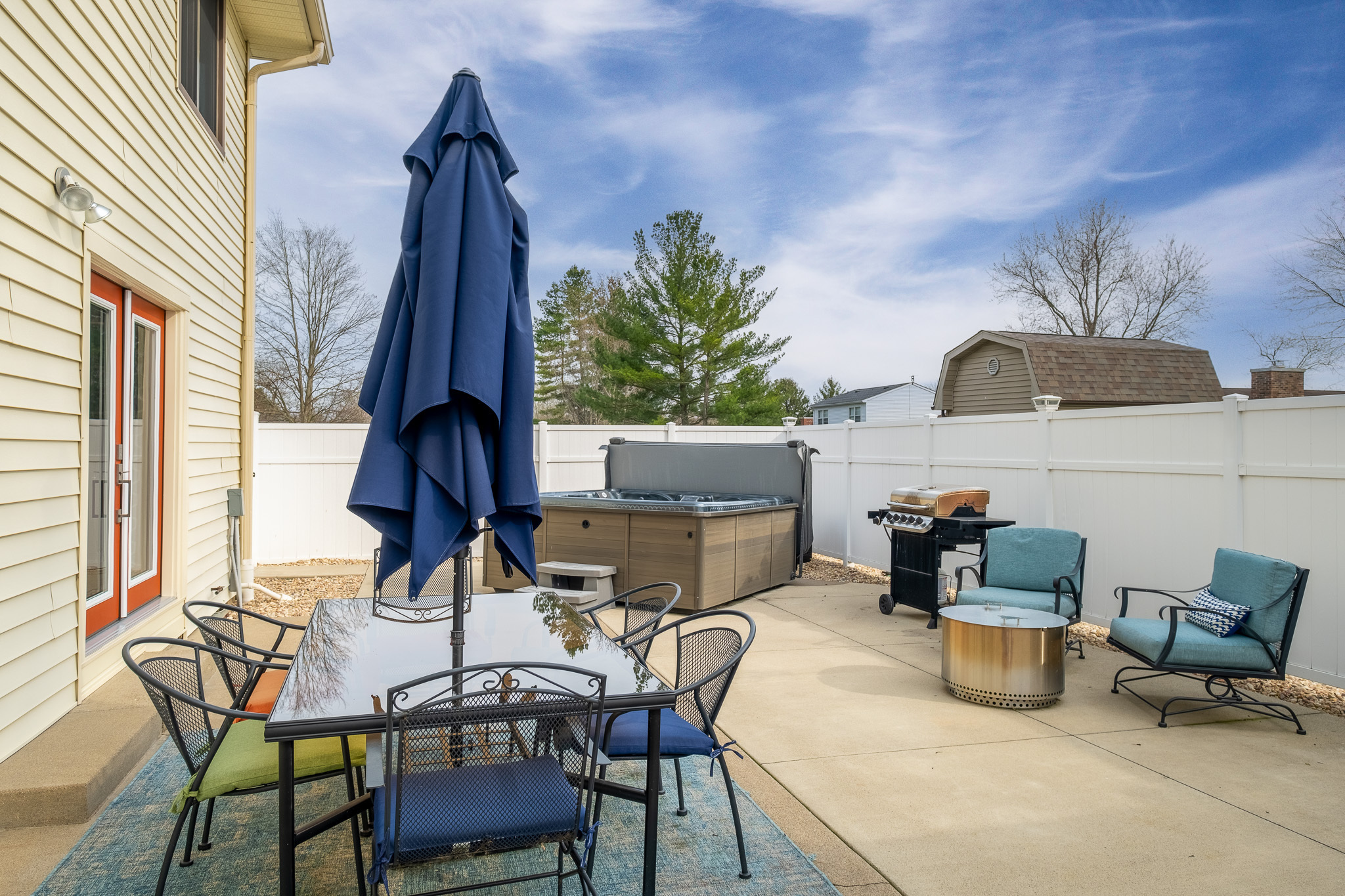 703 North Riverside Court Columbus, IN 47203 - Photo 2 of 42
