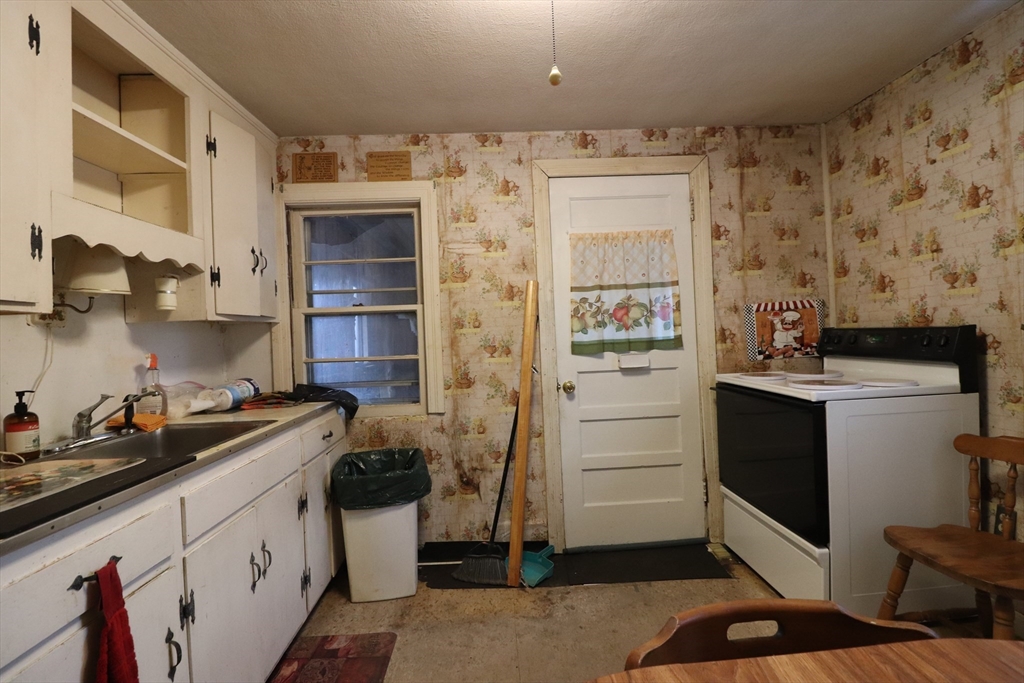 22 Windsor Road Beverly, MA 01915 - Photo 9 of 23