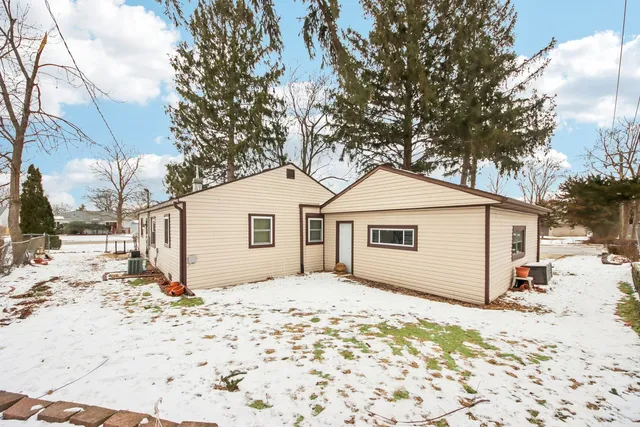 $275,000 | 119 Fairway Road, Carpentersville, IL 60110