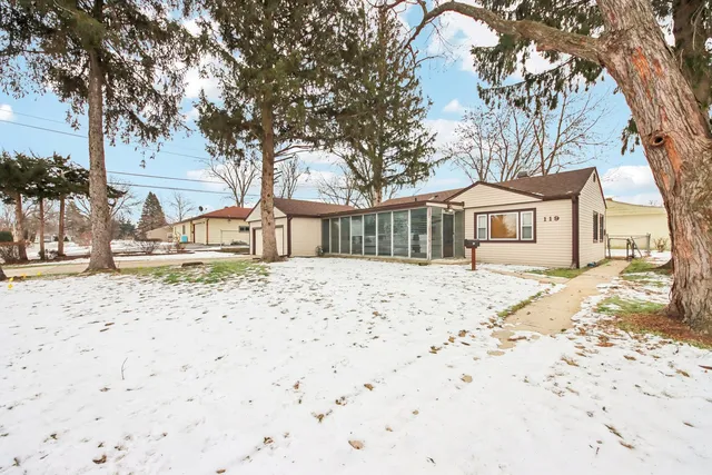 $275,000 | 119 Fairway Road, Carpentersville, IL 60110