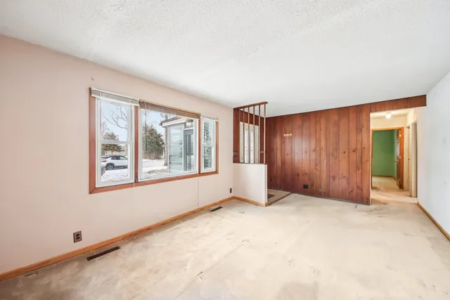 $275,000 | 119 Fairway Road, Carpentersville, IL 60110