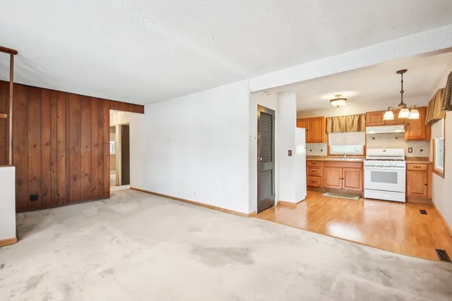 $275,000 | 119 Fairway Road, Carpentersville, IL 60110