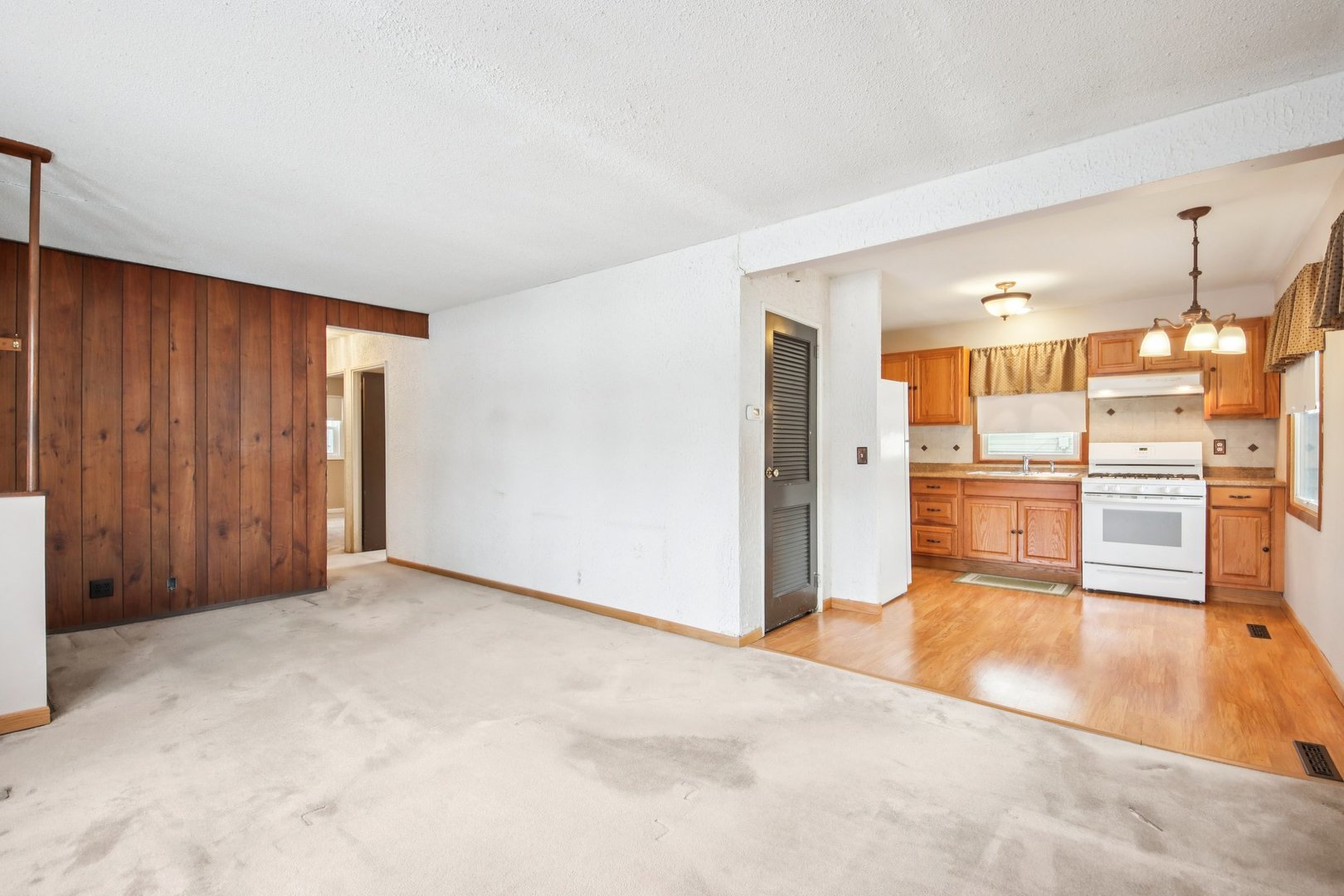 119 Fairway Road Carpentersville, IL 60110 - Photo 5 of 27