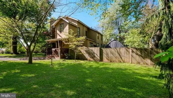 a view of a yard with a house