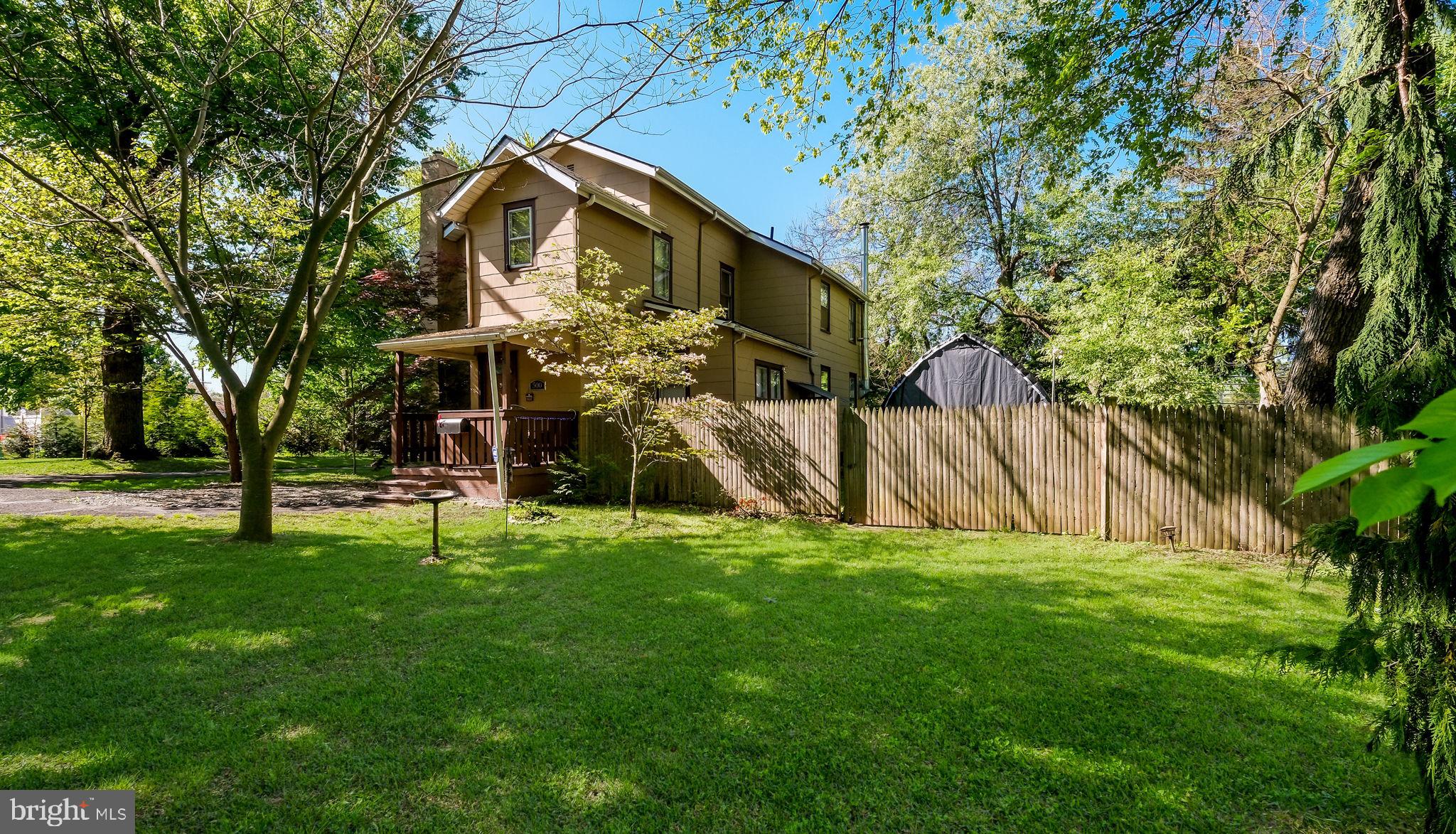 a view of a yard with a house