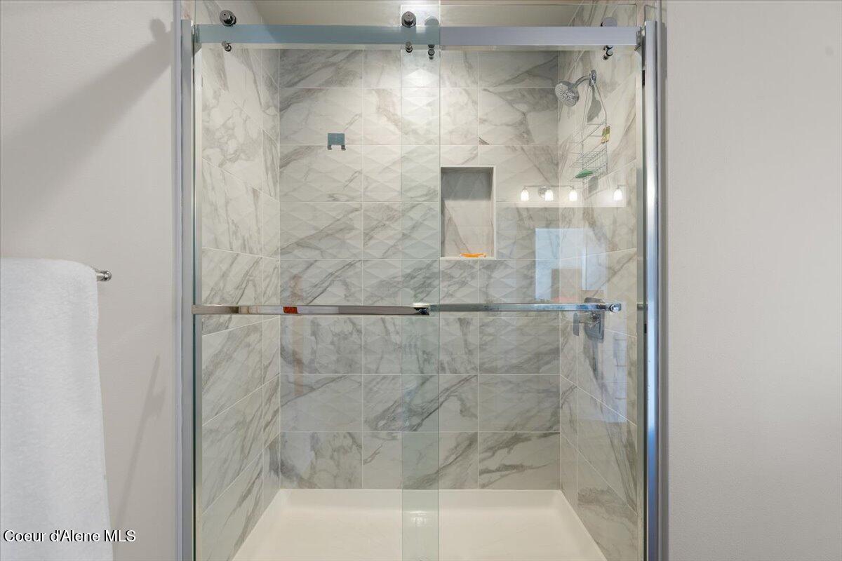 1090 East 4th Avenue Post Falls, ID 83854 - Photo 24 of 43 24-Primary bathroom