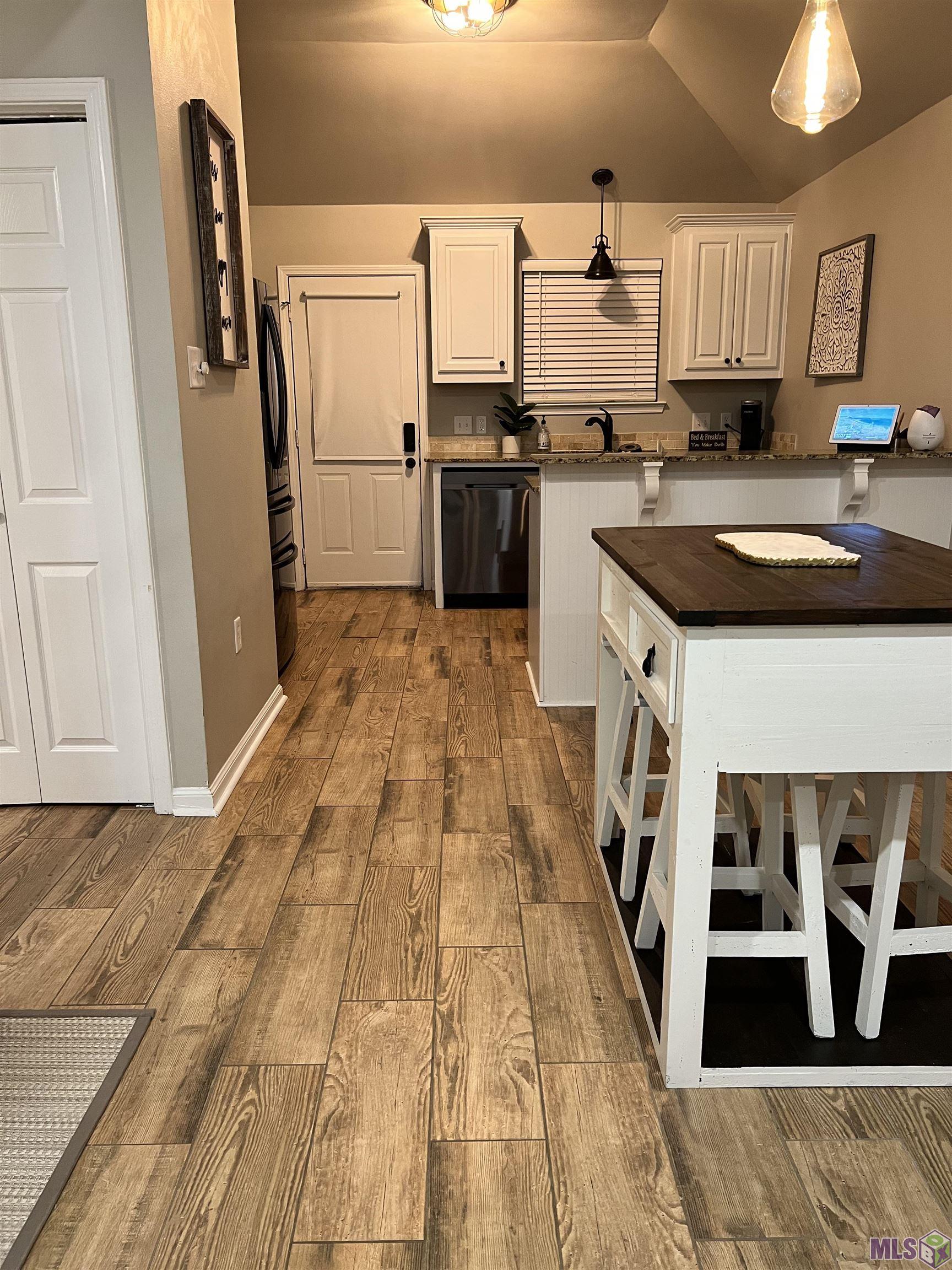 7855 Clover Ridge Avenue Baton Rouge, LA 70820 - Photo 4 of 7 Breakfast Area and Kitchen