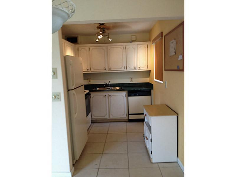 385 Markham R, Unit 385 Deerfield Beach, FL 33442 - Photo 2 of 18 Kitchen