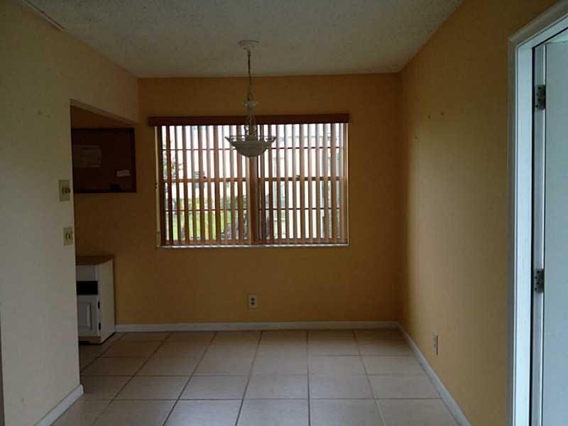 385 Markham R, Unit 385 Deerfield Beach, FL 33442 - Photo 3 of 18 Dining Room