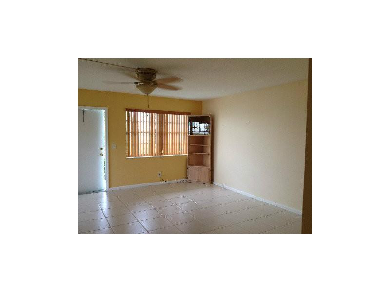 385 Markham R, Unit 385 Deerfield Beach, FL 33442 - Photo 4 of 18 Living Room