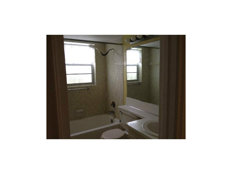 385 Markham R, Unit 385 Deerfield Beach, FL 33442 - Photo 6 of 18 Master Bath/Spa