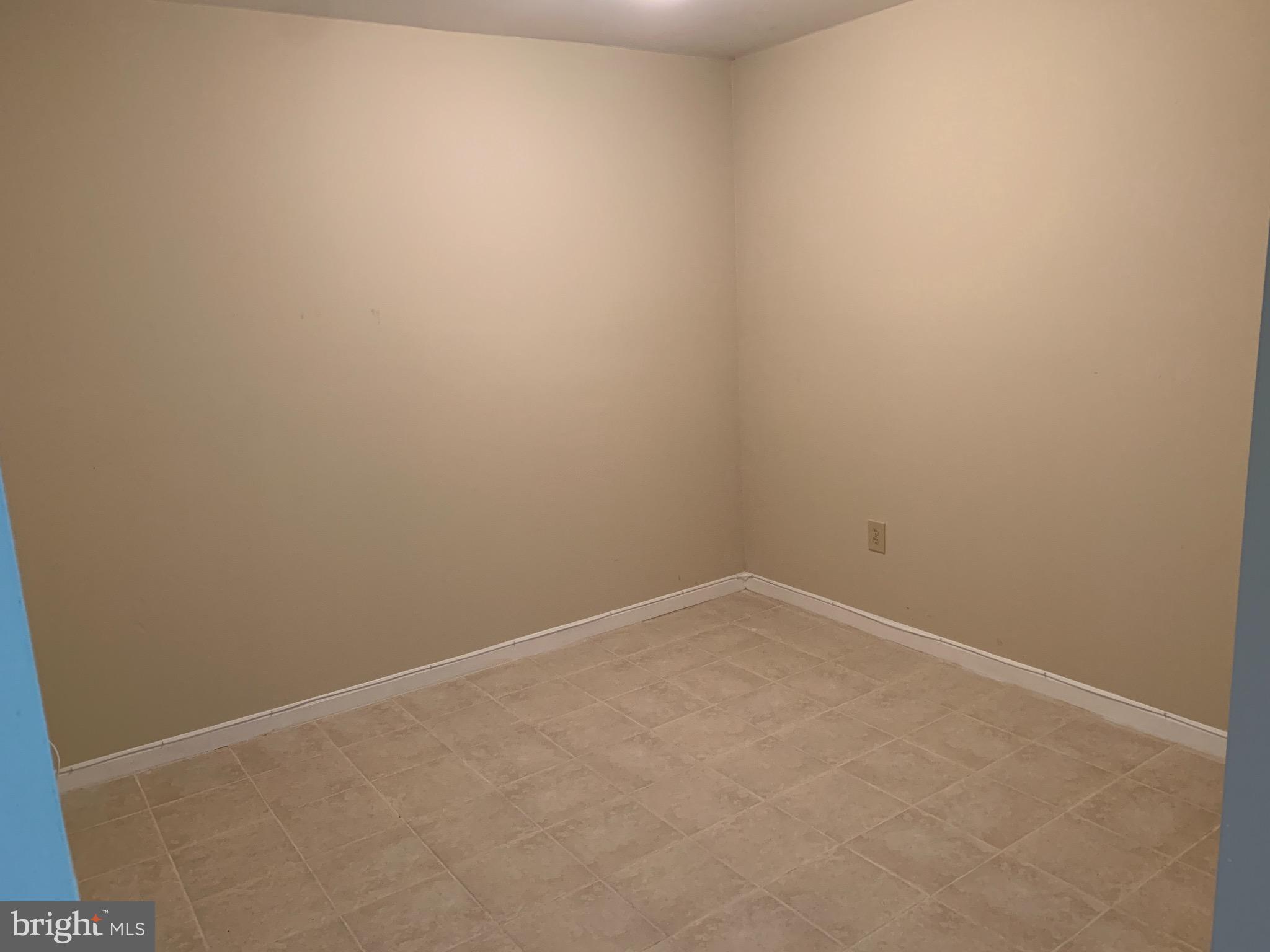 9700 Brookford Road Potomac, MD 20854 - Photo 27 of 27 close up of a white marble wall