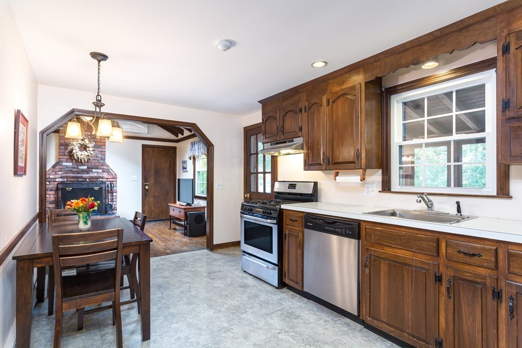 1 Warwick Road Franklin, MA 02038 - Photo 7 of 34 Gallery Image 7