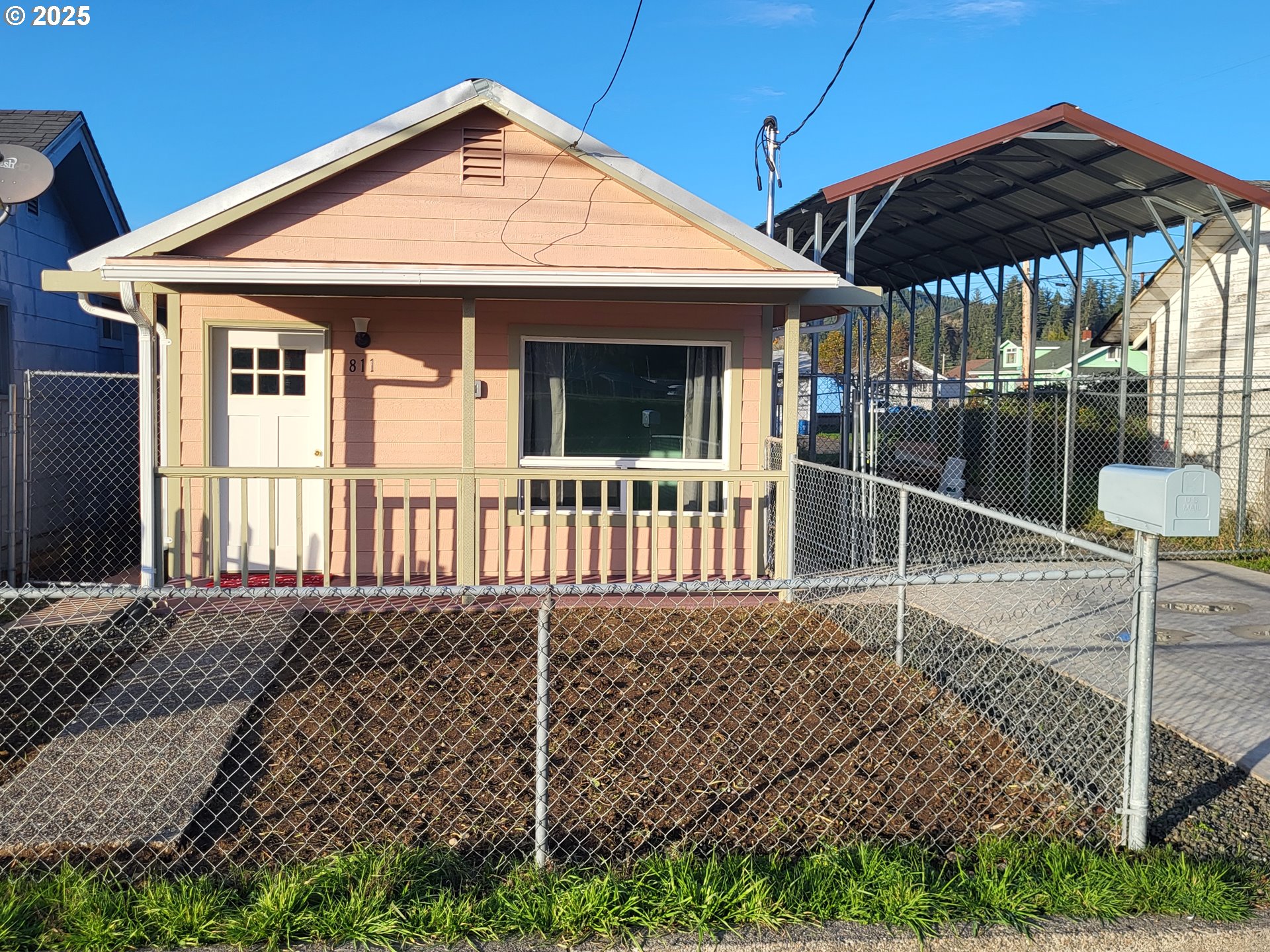 811 Laurel Avenue Reedsport, OR 97467 - Photo 1 of 34 a front view of a house with a porch