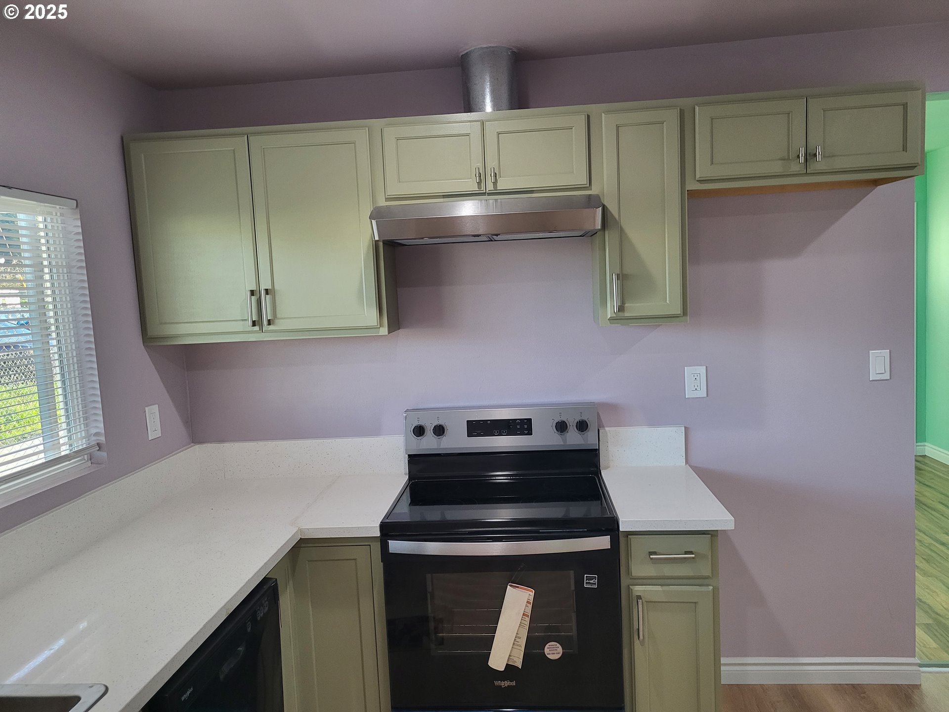 811 Laurel Avenue Reedsport, OR 97467 - Photo 11 of 34 a kitchen with a stove and a microwave