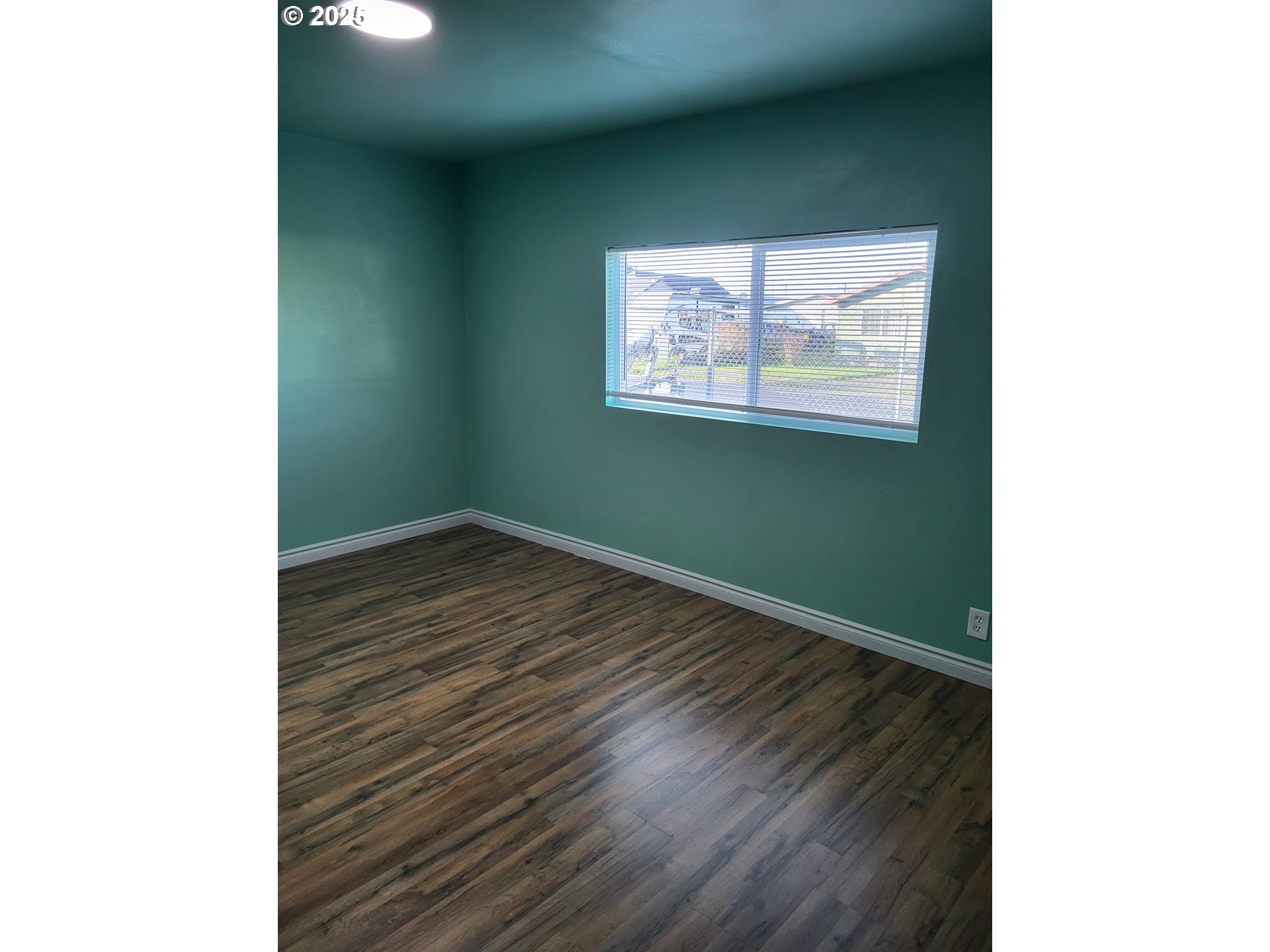 811 Laurel Avenue Reedsport, OR 97467 - Photo 19 of 34 a view of a hallway with wooden floor