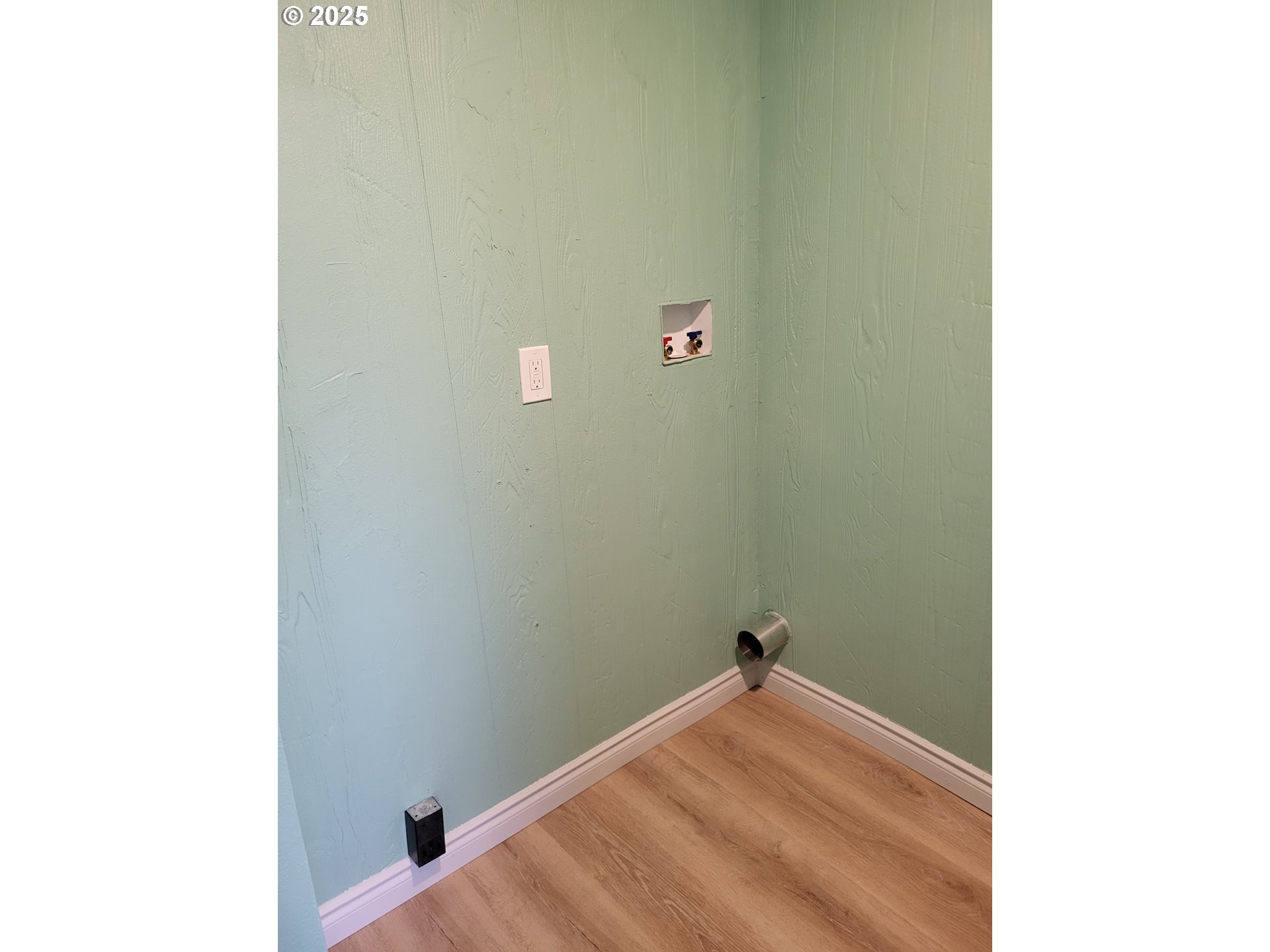 811 Laurel Avenue Reedsport, OR 97467 - Photo 25 of 34 a view of a room