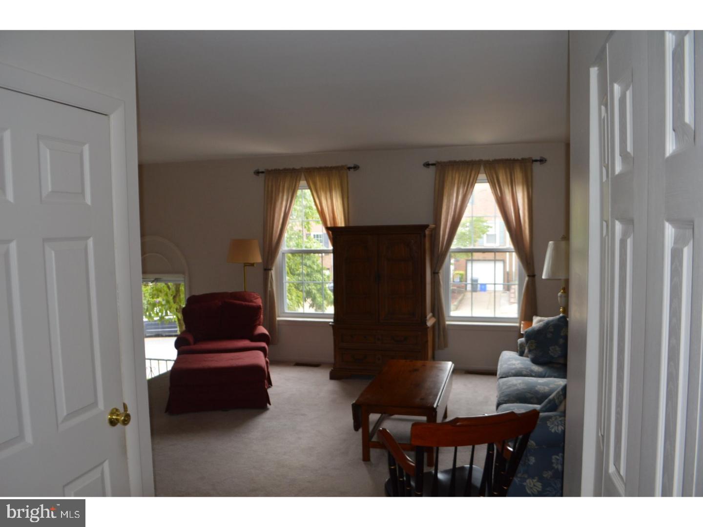 219 Wickley Road Philadelphia, PA 19154 - Photo 9 of 11 Living Room