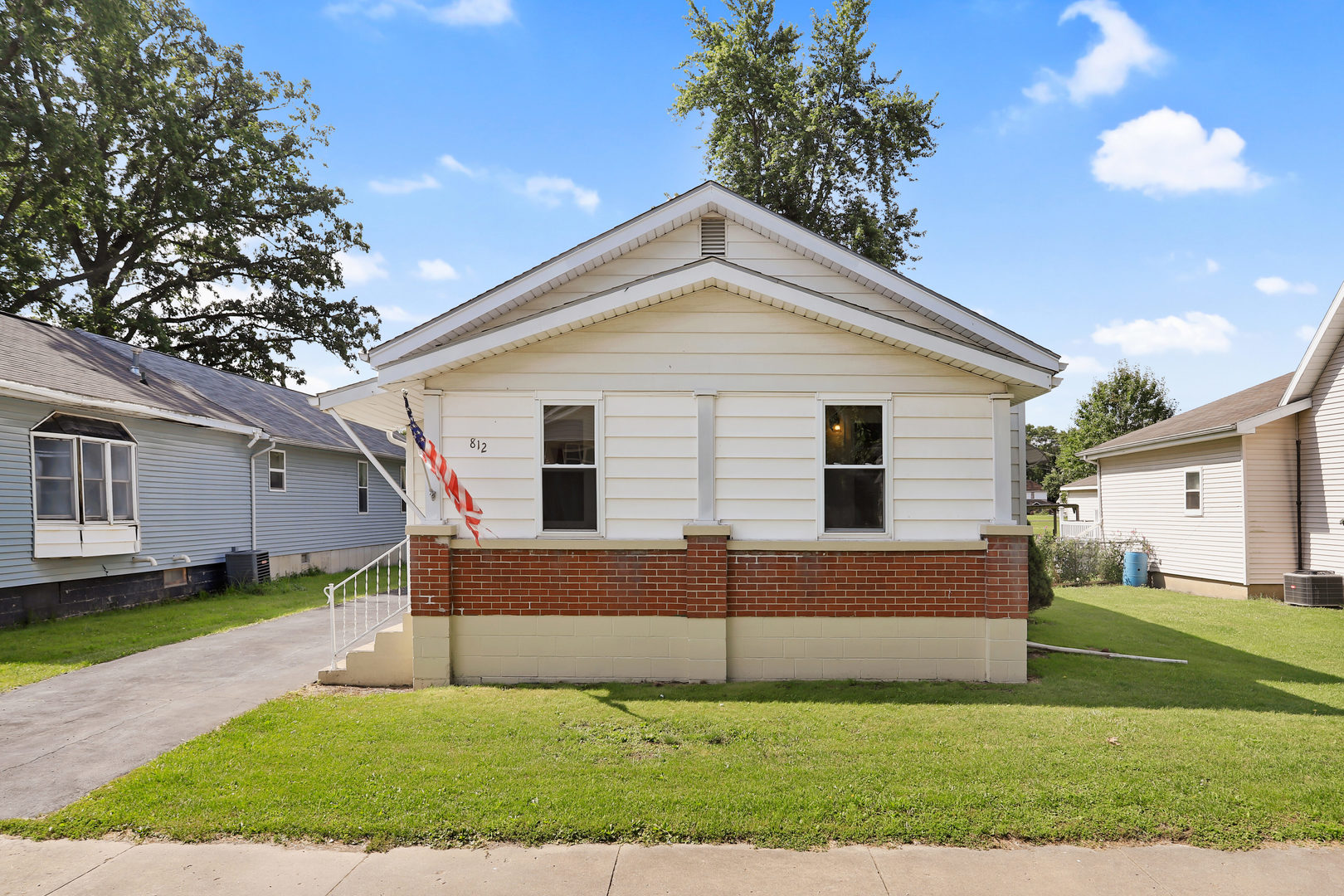 a view of a house with a yard