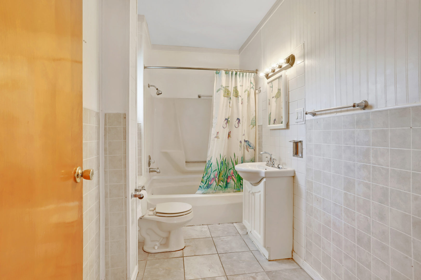 812 East Webster Street Clinton, IL 61727 - Photo 19 of 26 a bathroom with a toilet and a shower