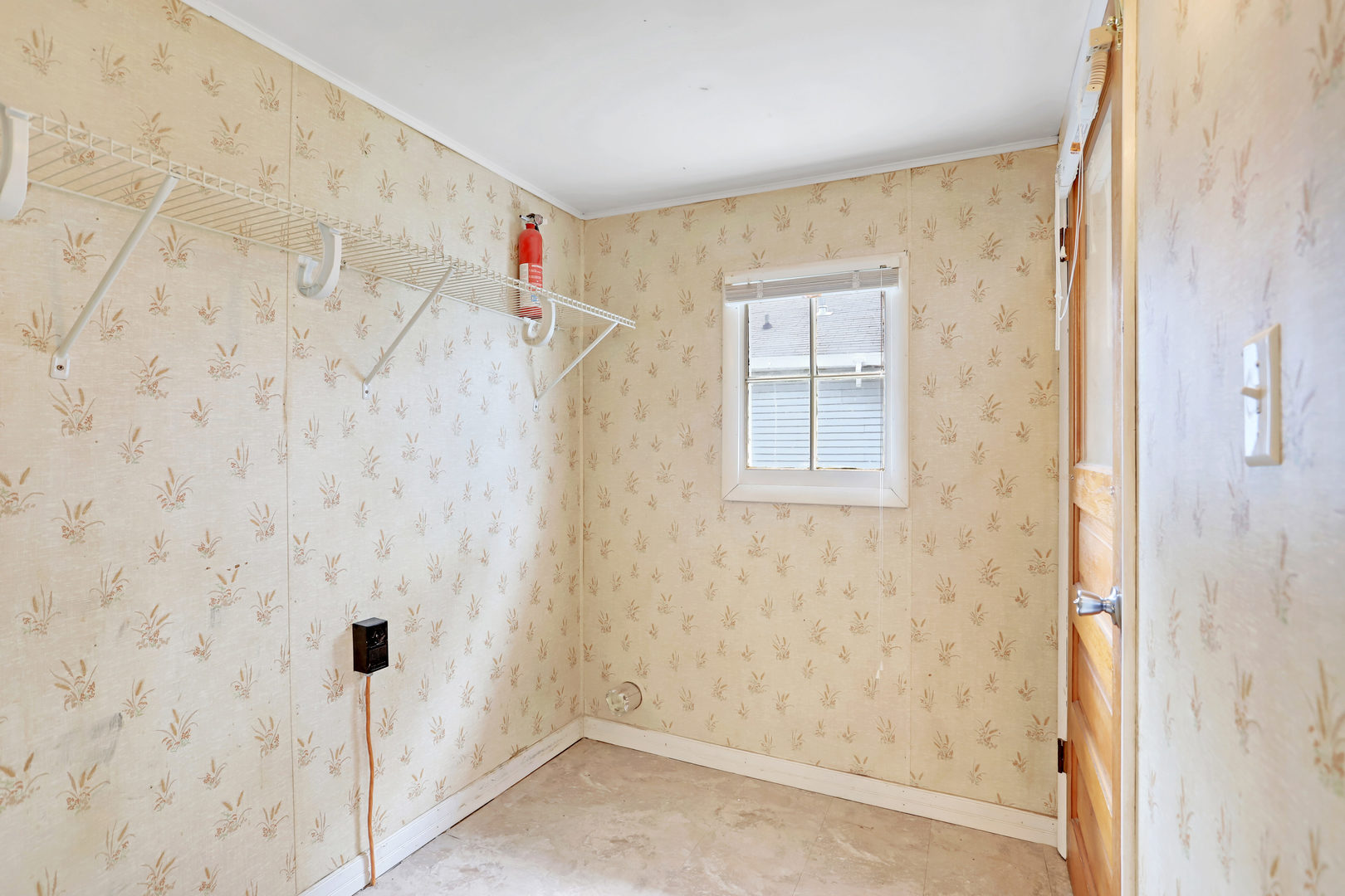 812 East Webster Street Clinton, IL 61727 - Photo 20 of 26 a bathroom with a shower