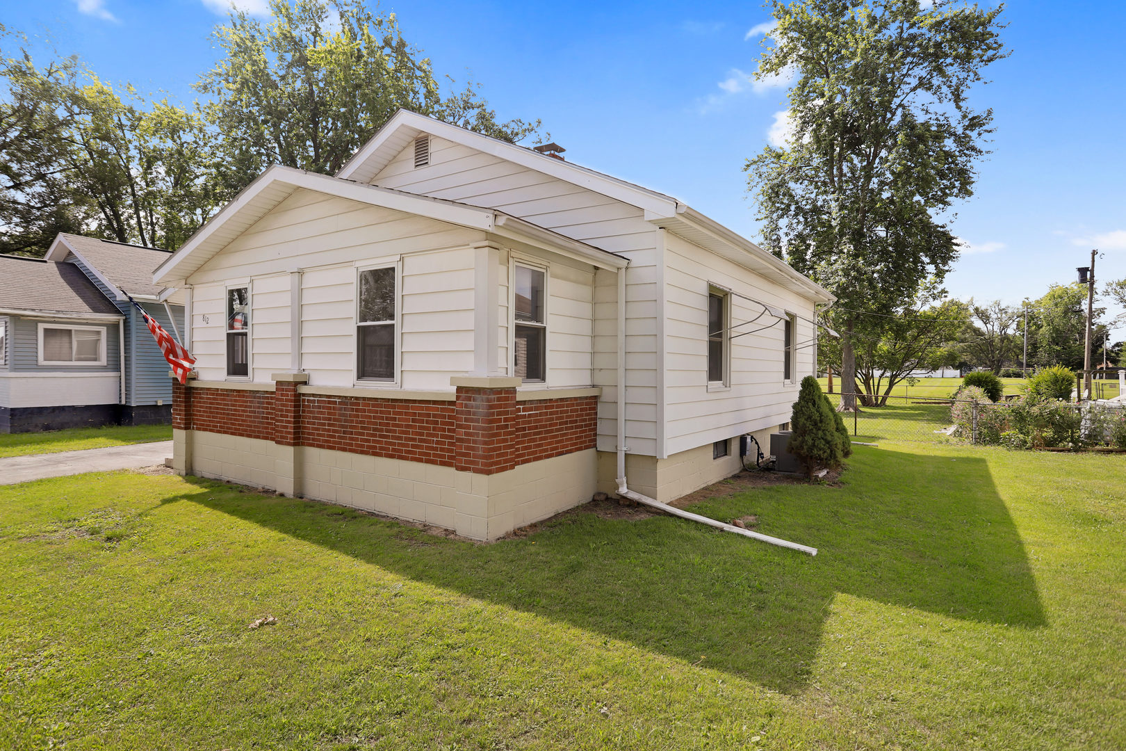 812 East Webster Street Clinton, IL 61727 - Photo 2 of 26 a front view of a house with a yard