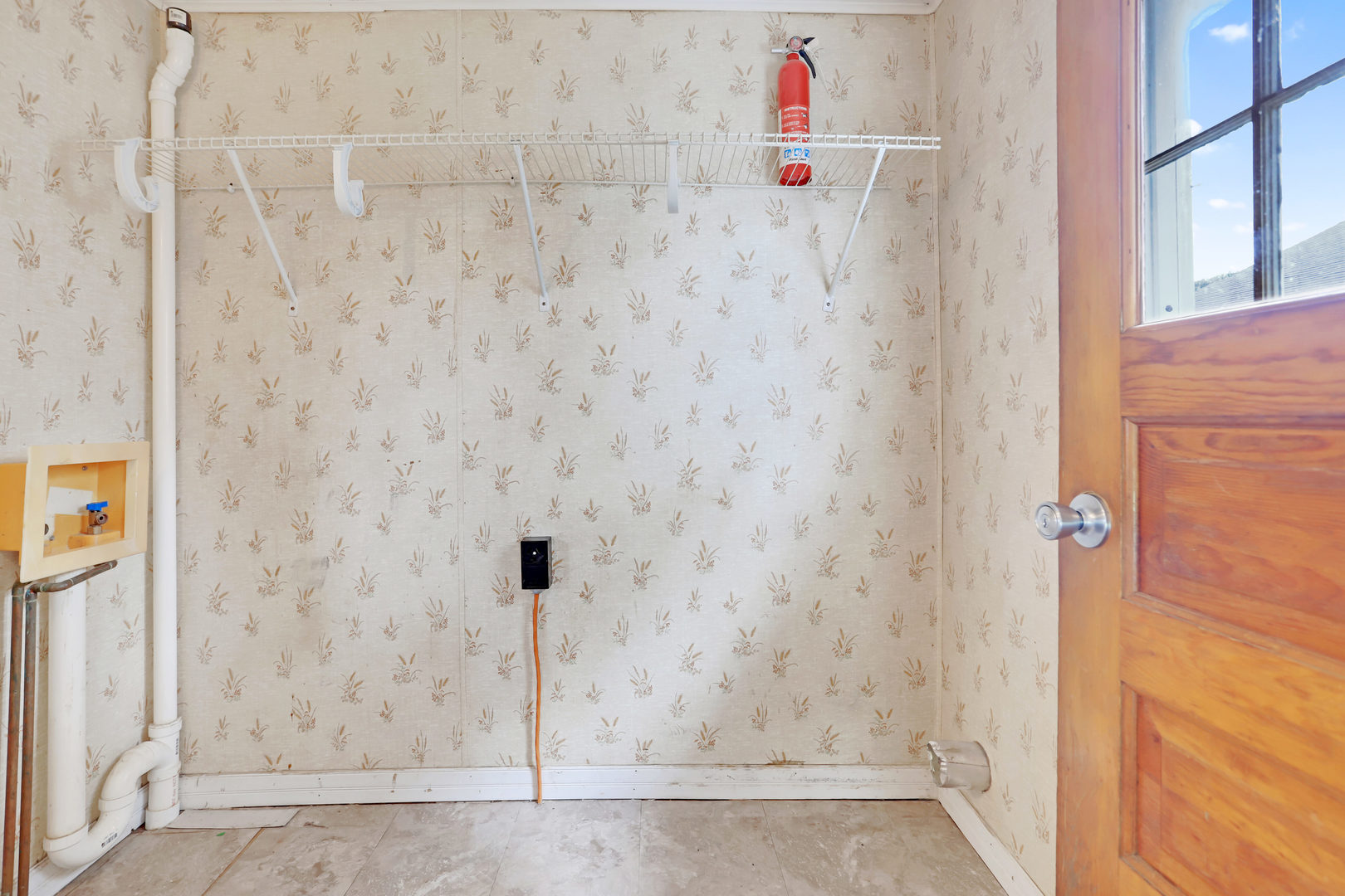 812 East Webster Street Clinton, IL 61727 - Photo 21 of 26 a bathroom with a shower