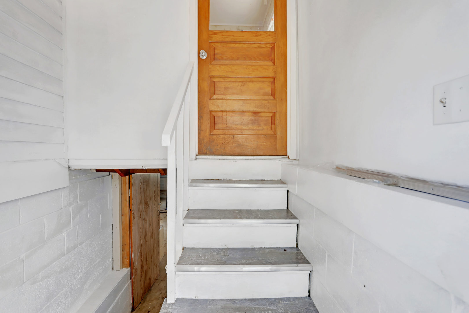 812 East Webster Street Clinton, IL 61727 - Photo 22 of 26 a view of entryway with a front door