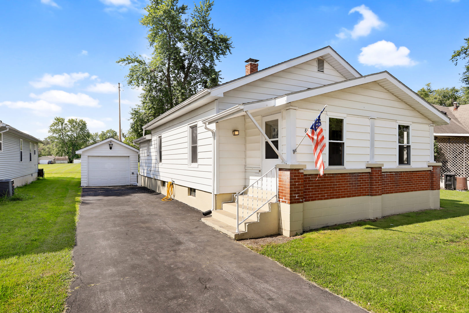 812 East Webster Street Clinton, IL 61727 - Photo 3 of 26 a view of a house with a yard