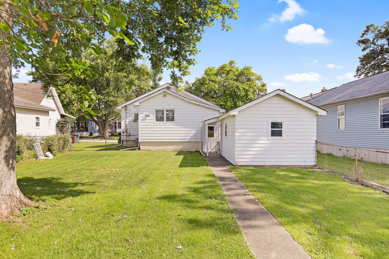 812 East Webster Street Clinton, IL 61727 - Photo 4 of 26 a front view of a house with a yard