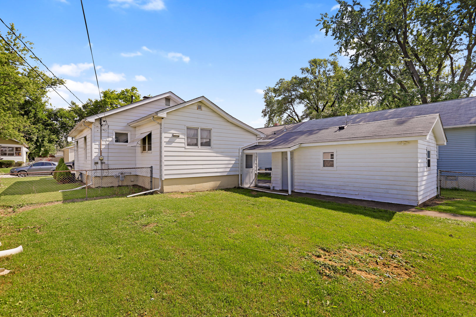 812 East Webster Street Clinton, IL 61727 - Photo 5 of 26 a view of a house with a yard