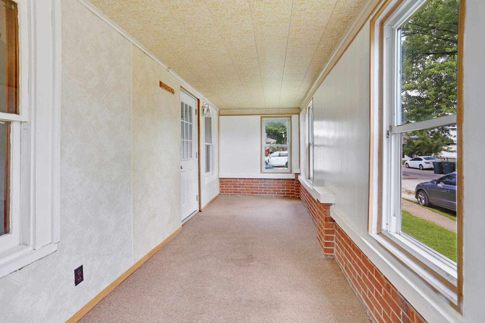 812 East Webster Street Clinton, IL 61727 - Photo 7 of 26 a view of hallway with livingroom