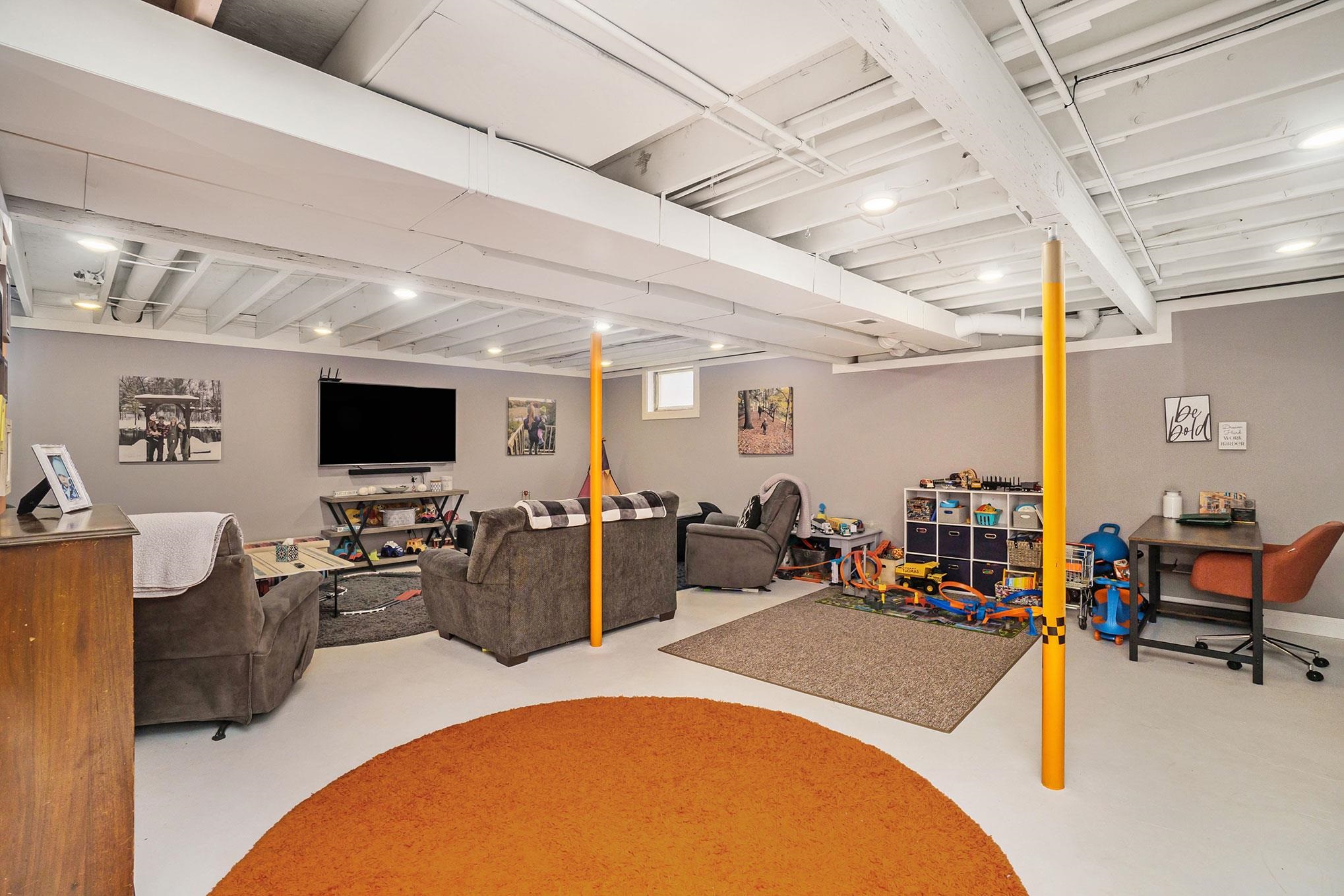 3449 Holiday Road Traverse City, MI 49686 - Photo 15 of 20 1906735-14.JPG