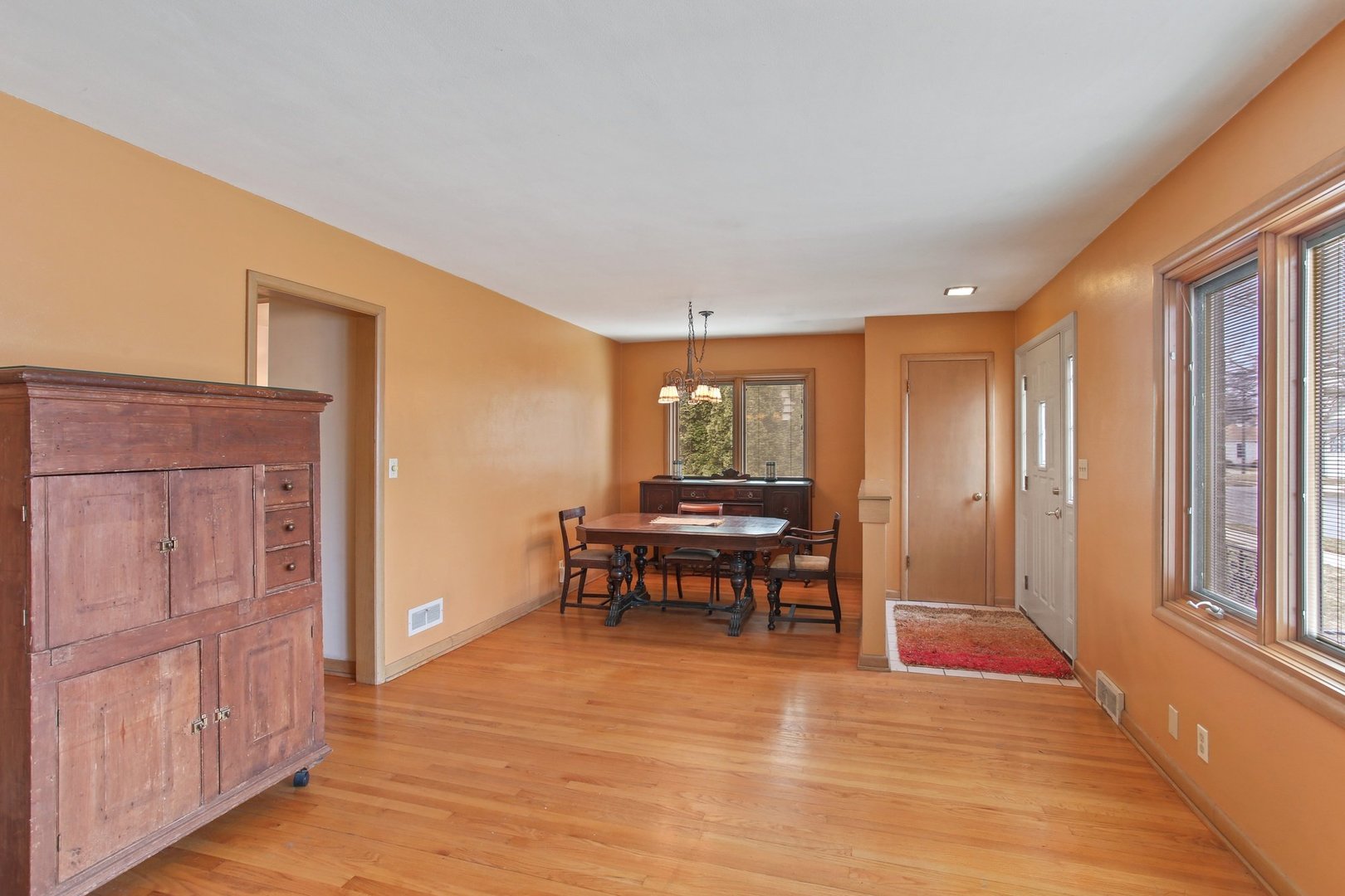 2049 Deane Boulevard Racine, WI 53403 - Photo 3 of 15