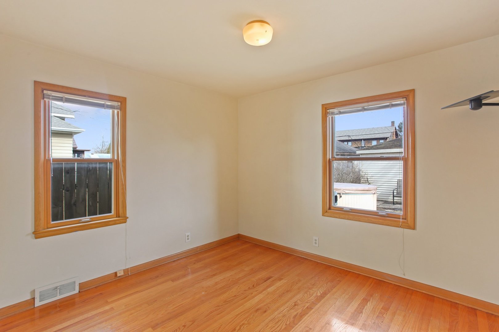 2049 Deane Boulevard Racine, WI 53403 - Photo 4 of 15