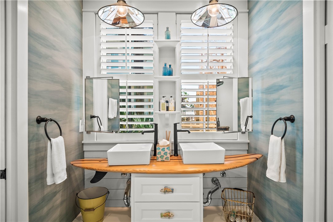 200 Round Road Port Aransas, TX 78373 - Photo 22 of 38 a dining room with table and chairs